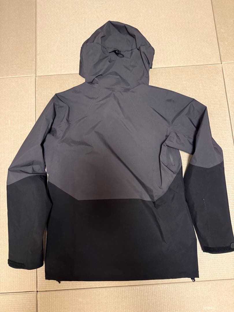 アークテリクス　ラッシュGraphite / Blk / Yukon 今期物　Ｍ
