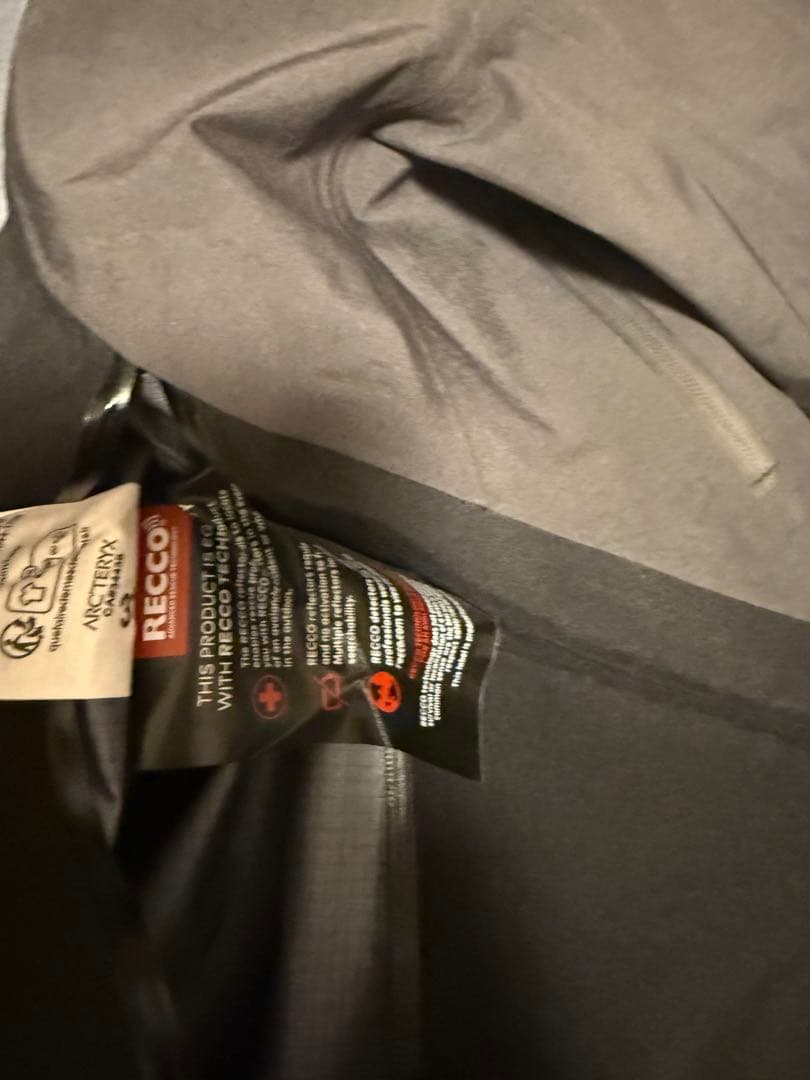 アークテリクス　ラッシュGraphite / Blk / Yukon 今期物　Ｍ