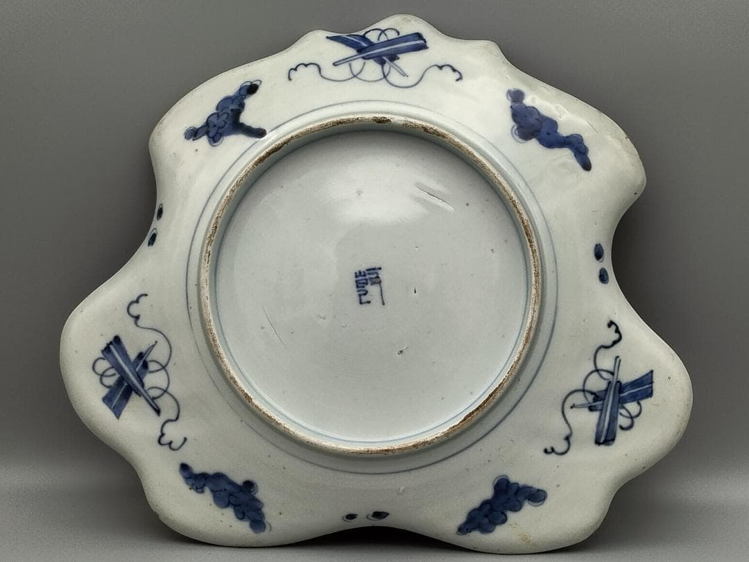 古伊万里　乾 銘 型抜染付兜絵皿