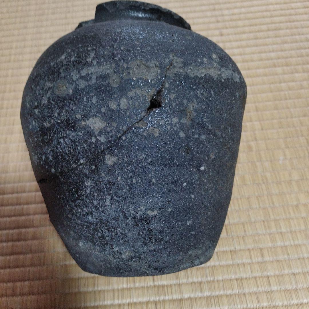 壺（鎌倉時代初期、発掘品）　黒い陶器の壺 約15cm　（破片以外は入手不可能）
