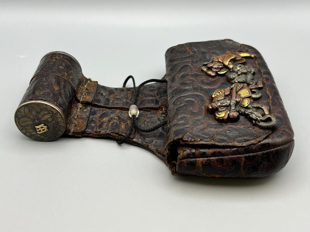 希少　早道　薬入　龍虎武士図　金銀象嵌　手彫　大金具　煙草　墨入れ　江戸明治期