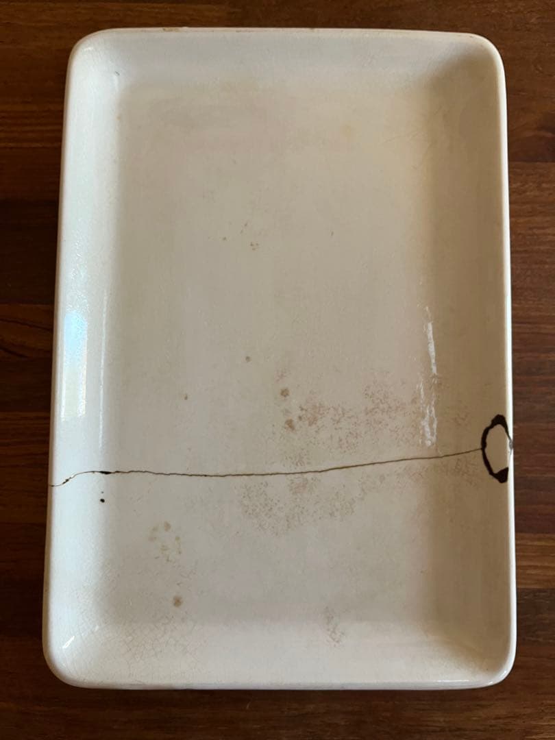 白磁のアンティーク皿。２０１１震災で割れたが購入したアンティーク店で金継ぎをした