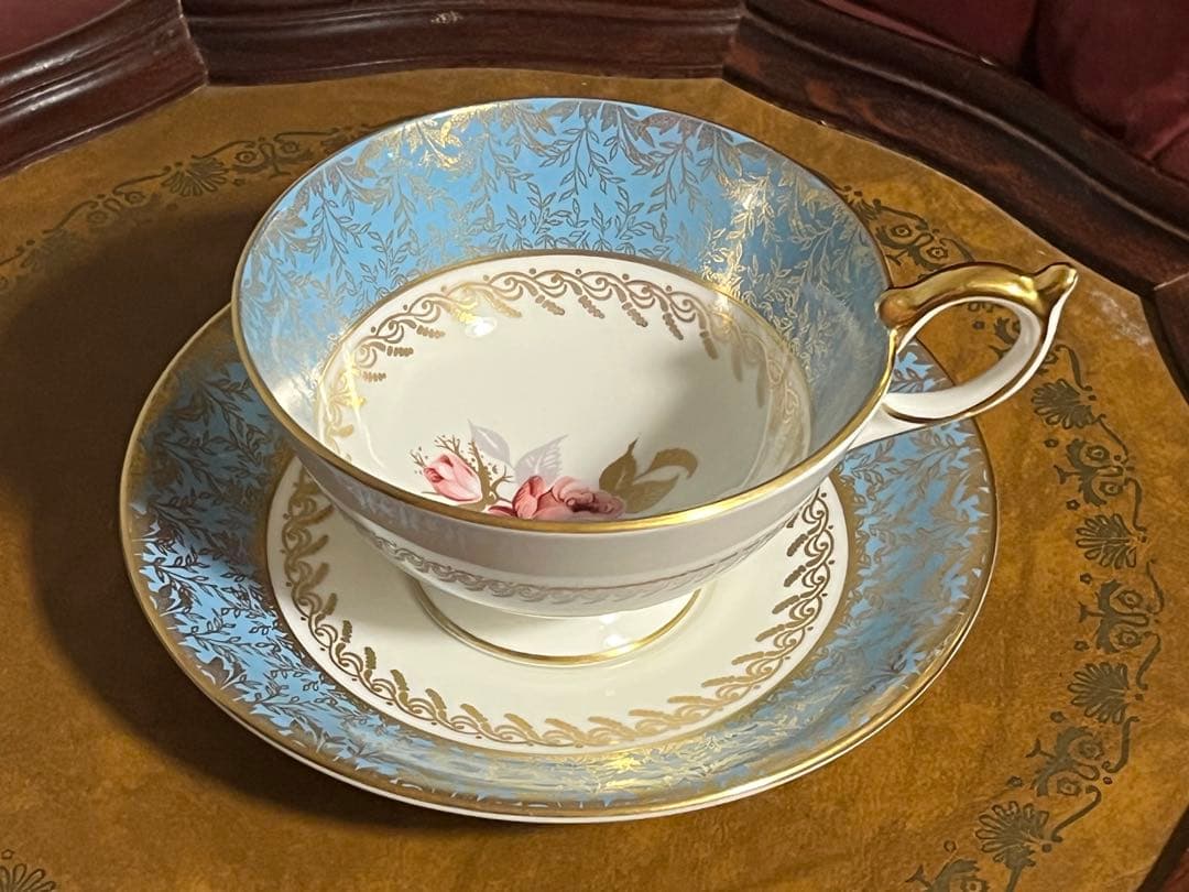 エインズレイ　青と金彩のバラ柄カップとソーサーセット