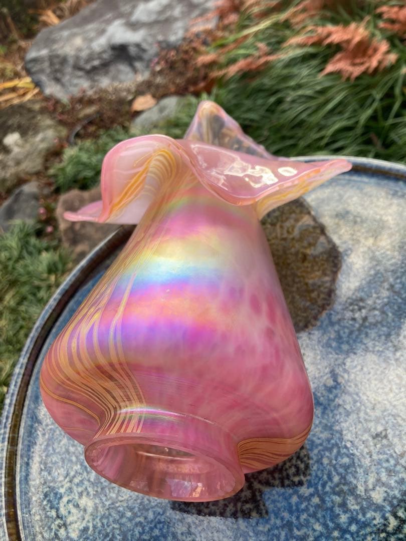 アートガラス ピンク 花瓶 フリルエッジ　乳白色仕上げ