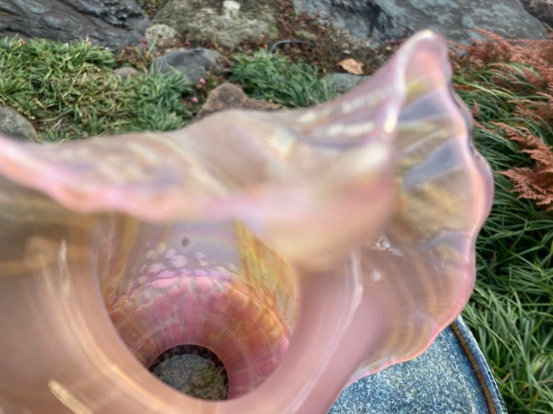 アートガラス ピンク 花瓶 フリルエッジ　乳白色仕上げ