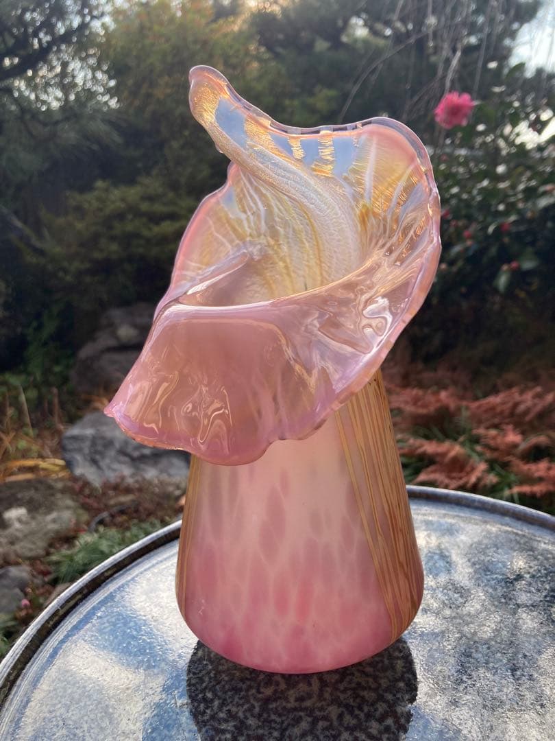アートガラス ピンク 花瓶 フリルエッジ　乳白色仕上げ