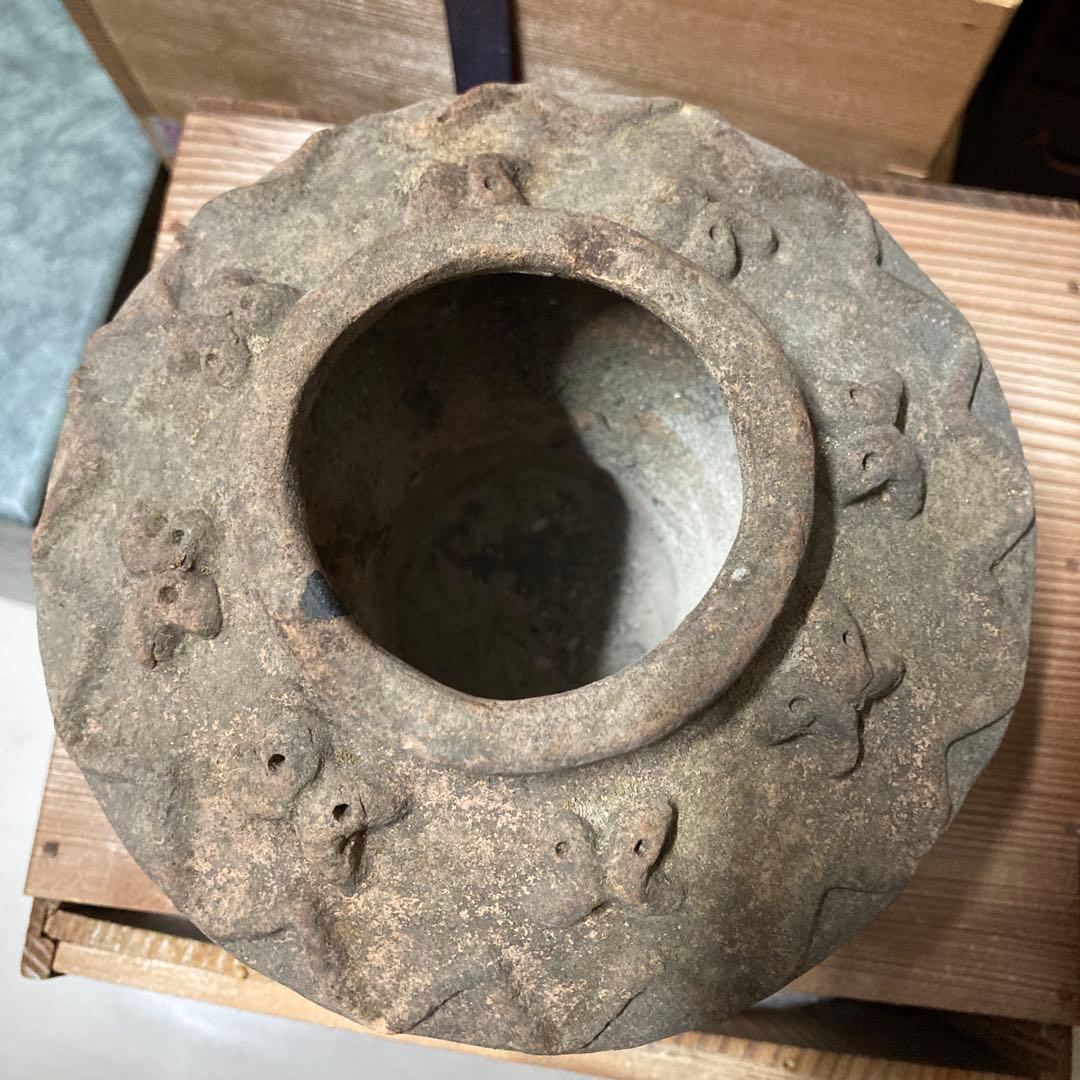 火焔形土器　勾玉装飾