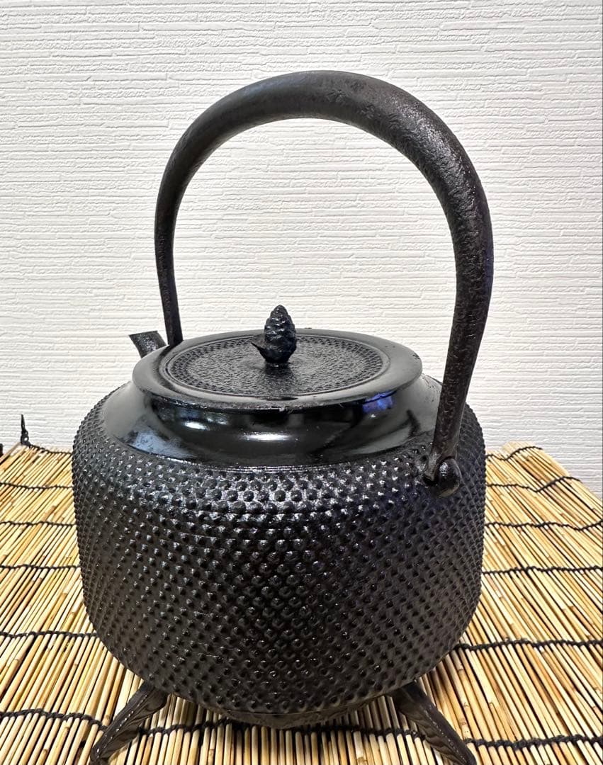 未使用品　成龍堂鋳造所 日本伝統工芸士 及川　齋（齋峰)造２２型アラレ　南部鉄瓶