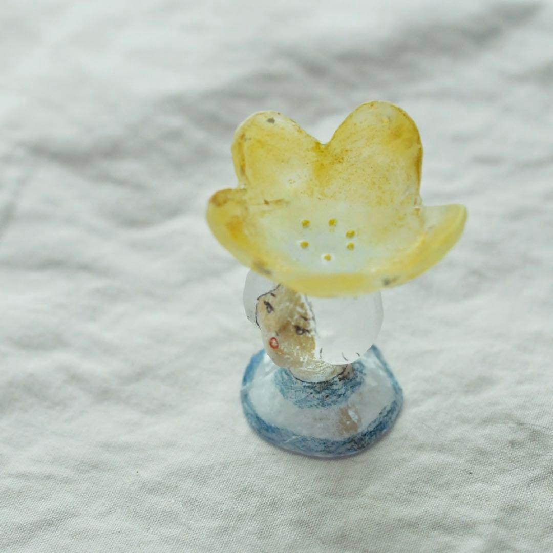 安達知江さん 黄色い花のガール girl