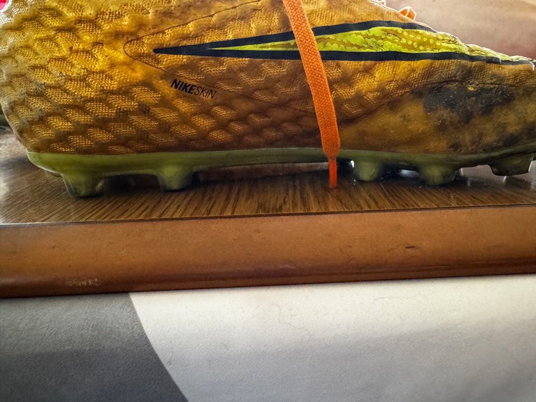 NIKE ハイパーヴェノム ゴールド