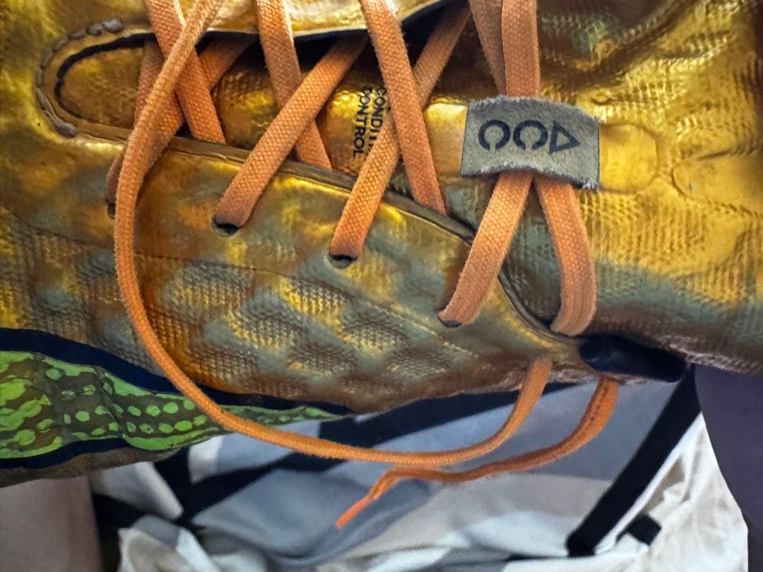 NIKE ハイパーヴェノム ゴールド