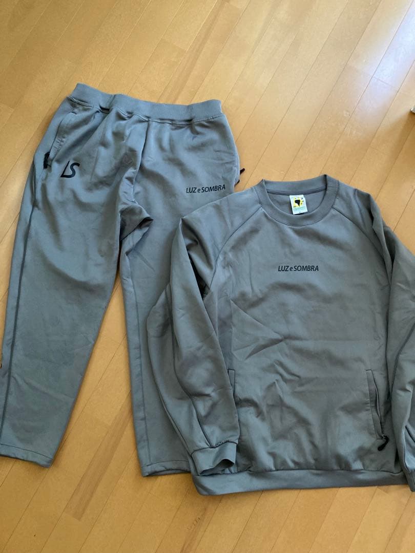 上下　LUZ e SOMBRA の TWM テッククルートップ