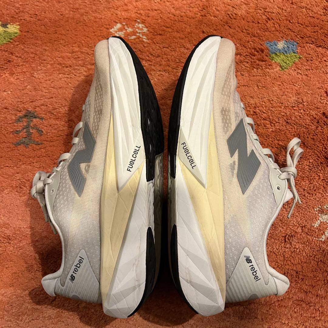 美品 ニューバランス FuelCell Rebel v5 サイズ26.5㎝