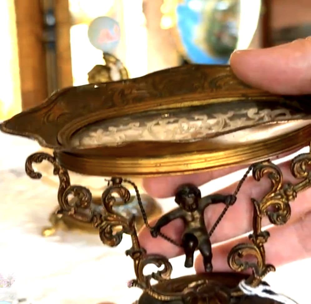 アンティーク 天使像付き装飾品