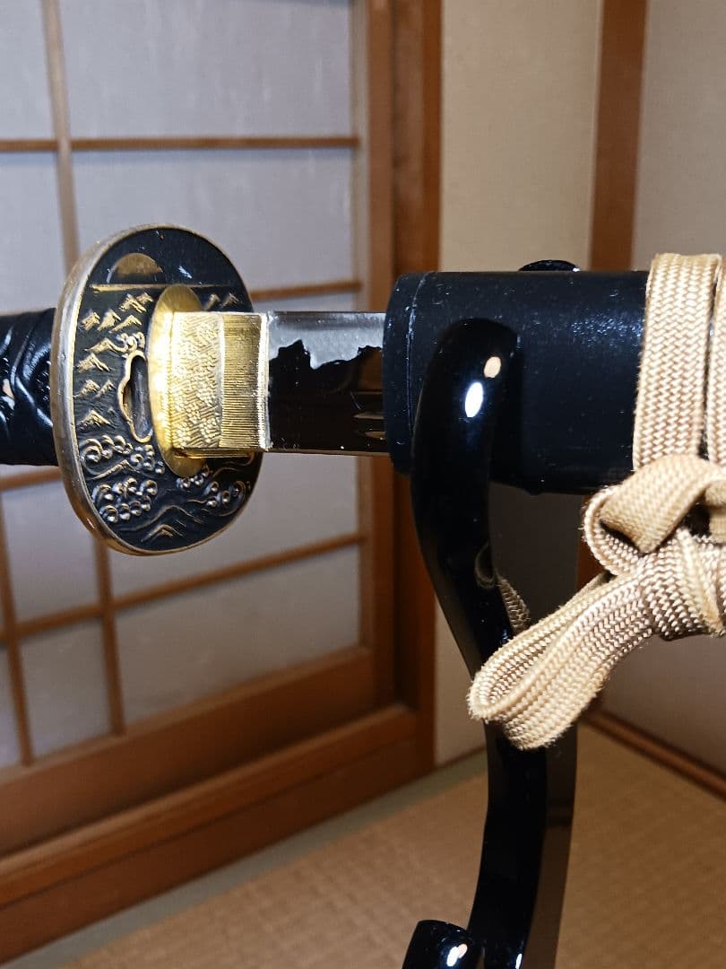 居合前差し用脇差、黒合皮革巻　黒鮫仕、刃紋.矢櫃樋入り二重刃 (訳有り価格)