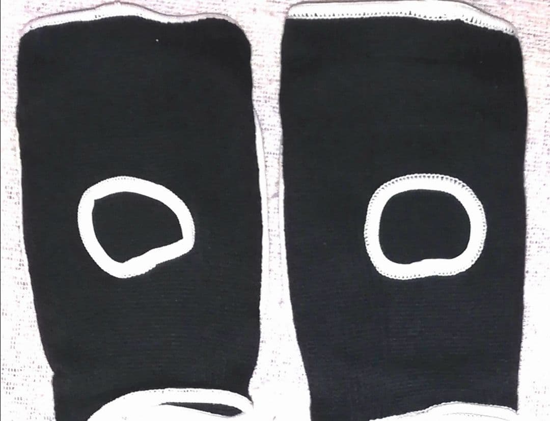 【匿名配送】【未使用】肘　膝　ひじ　ひざ　パッド　GK　ゴレイロ　黒　白