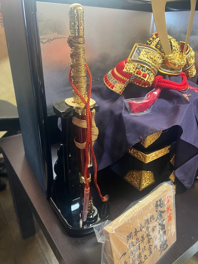 一徳作 純金箔押兜9号 収納飾りセット 正絹赤糸威 金沢箔 御弓太刀飾り付 美品