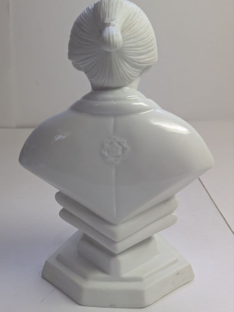 有田焼、十二代酒井田柿右衛門、『白磁坂本龍馬胸像』、銘有、箱無