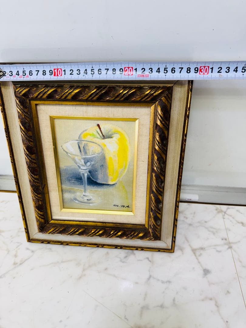 リンゴとカクテルグラスの油彩画