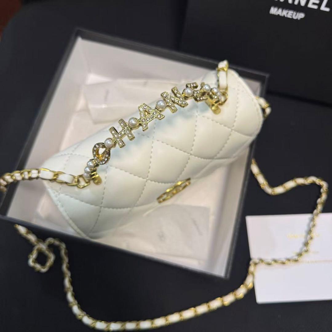 ノベルティホワイト キルティング ショルダーバッグ