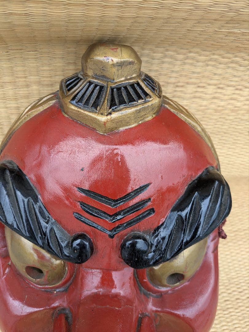 大迫力の天狗面　木製品　壁飾り　程度の良い中古品