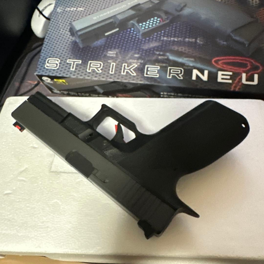 値下げ歓迎STRIKER NEUN CO2ガスガン 6mm BB弾付き