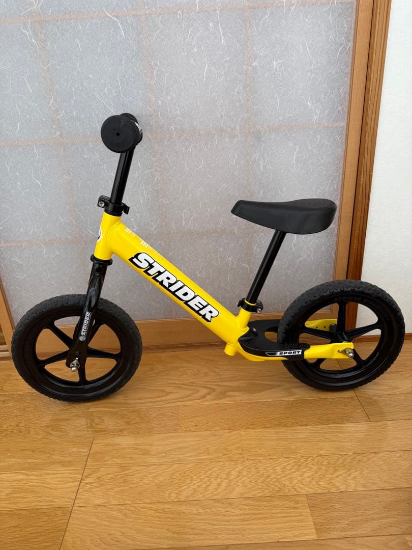 ダーン様⭐︎ストライダー　スポーツ　12インチ　黄色　ヘルメット付き