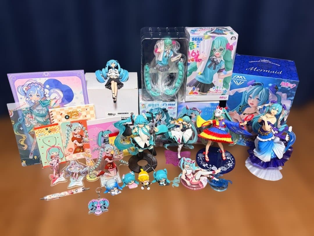 初音ミク フィギュア11点とグッズ12点セット まとめ売り