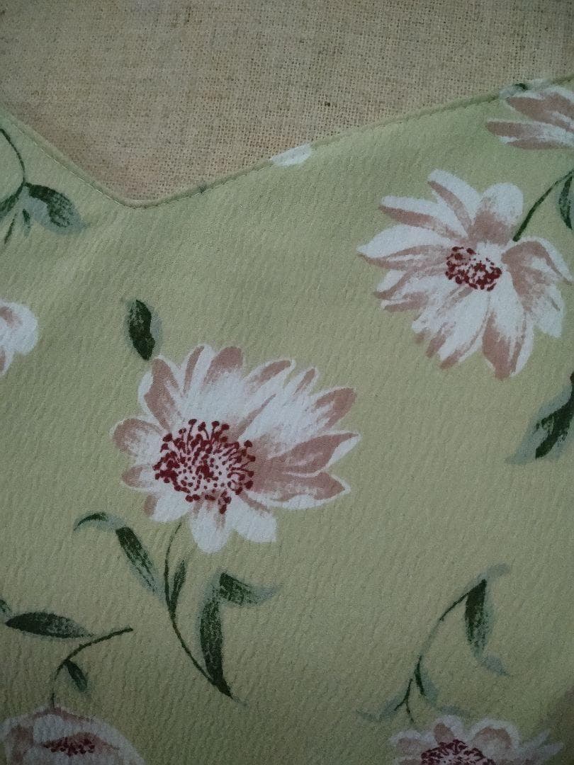 ハンドメイドフラメンコ衣装　やわらかな薄い緑に花縦フリル　優しい印象の一枚