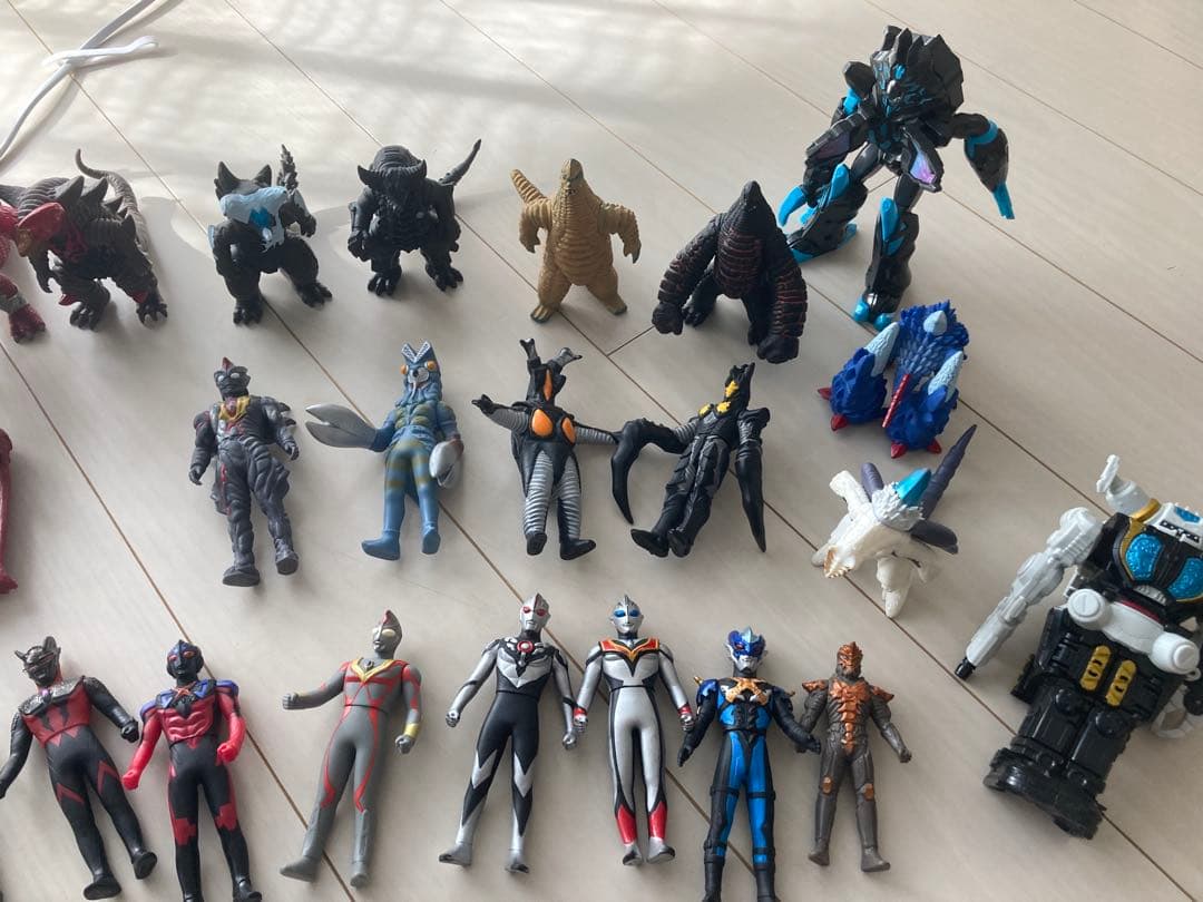 ウルトラマンフィギュア47体、怪獣27体、ロボ2体、ソフビワールド、射的セット