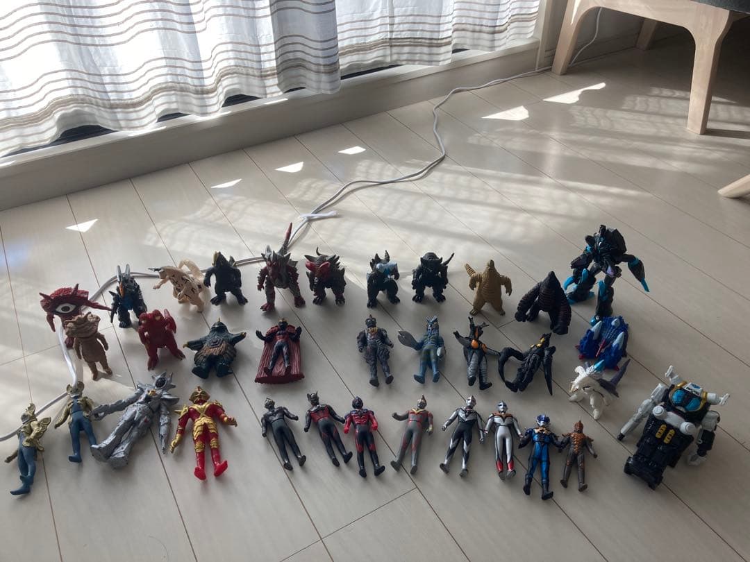 ウルトラマンフィギュア47体、怪獣27体、ロボ2体、ソフビワールド、射的セット