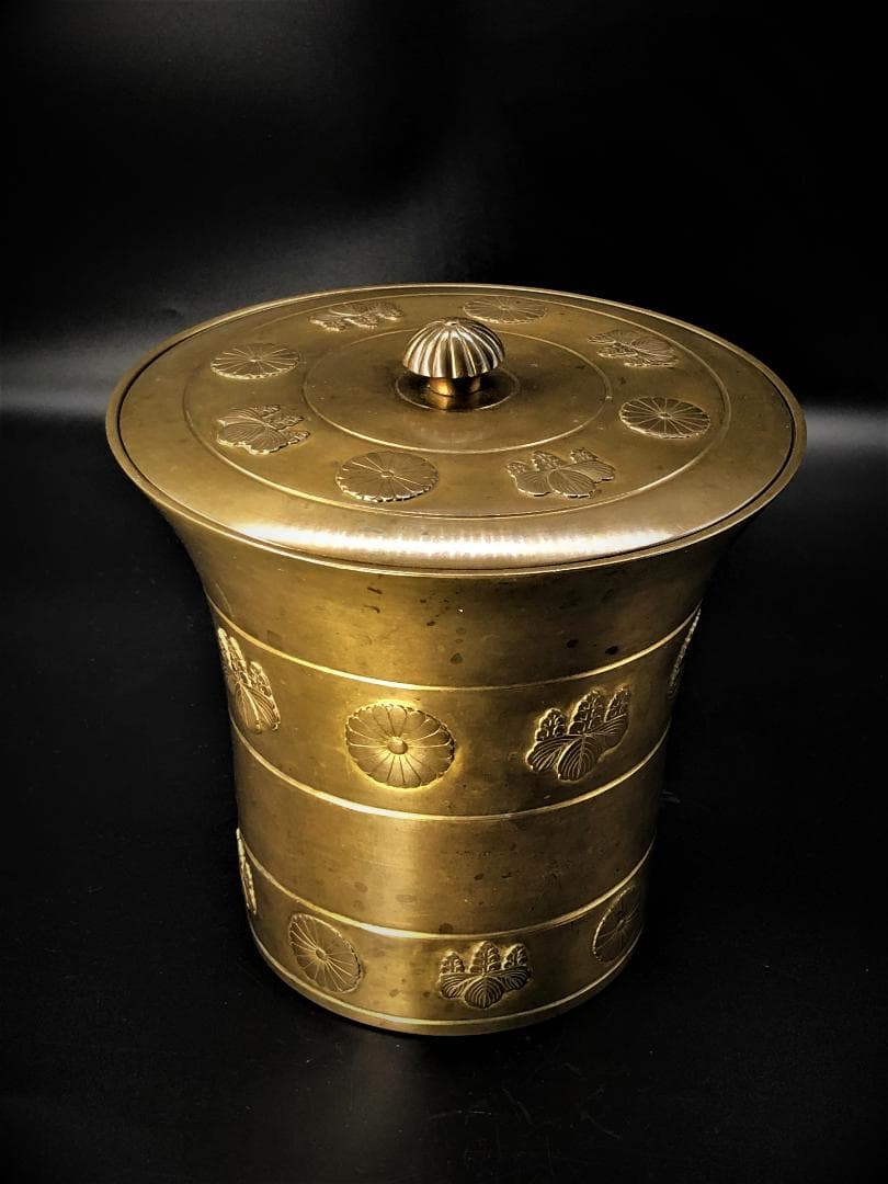 【 皇室献上茶道具 】 水指　十六弁八重表菊・五七桐文　高肉手彫り