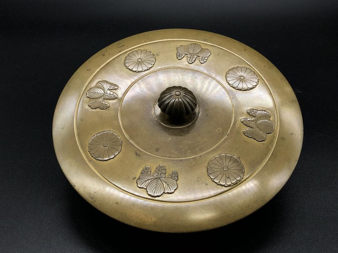 【 皇室献上茶道具 】 水指　十六弁八重表菊・五七桐文　高肉手彫り