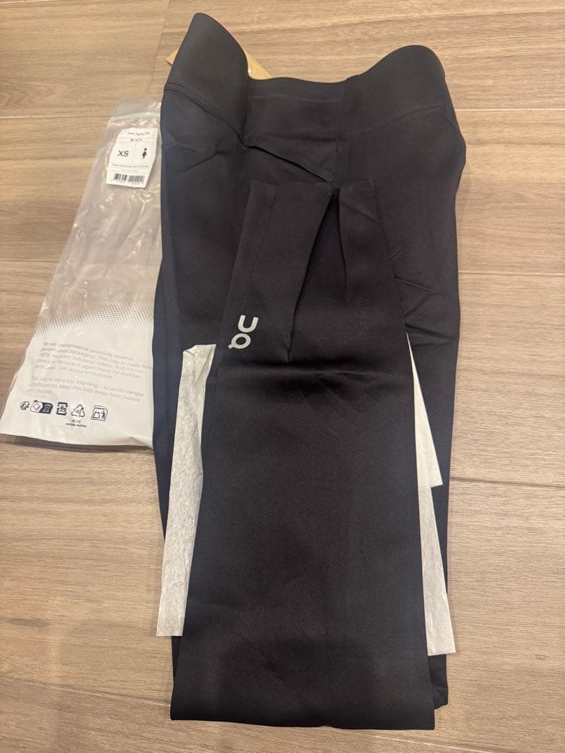 新品未着用On トレインタイツ7/8 ブラック　XS