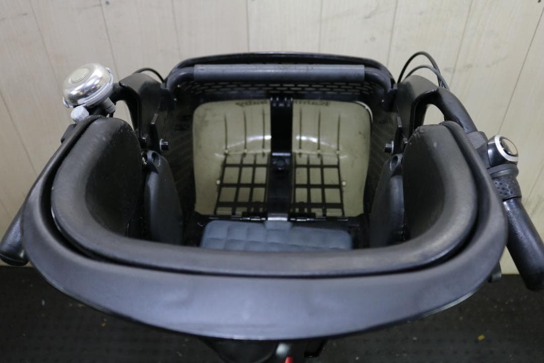 赤いシティサイクル チャイルドシート付き