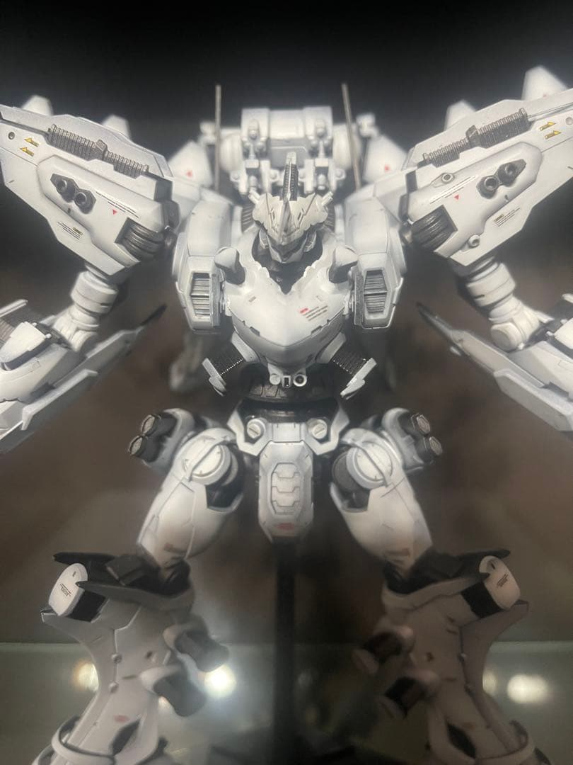 アーマードコア　ホワイトグリント完成品塗装済みプラモデル