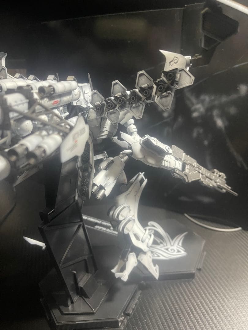アーマードコア　ホワイトグリント完成品塗装済みプラモデル