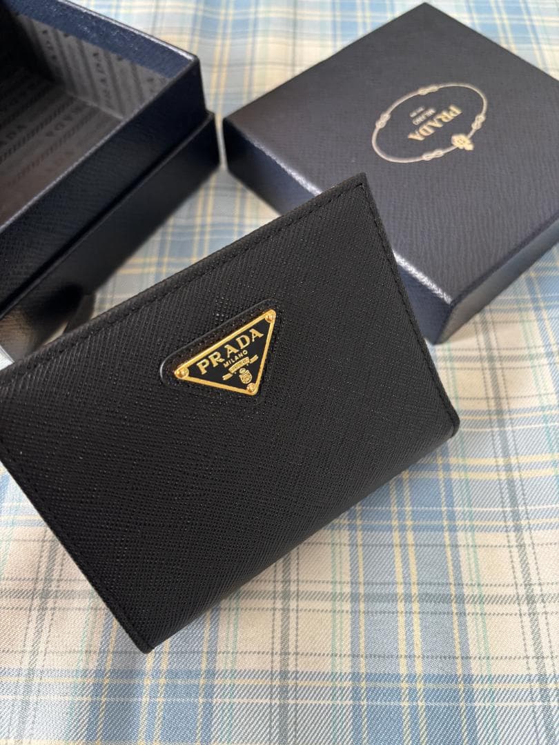 【大人気】Prada 二つ折り財布/箱付き