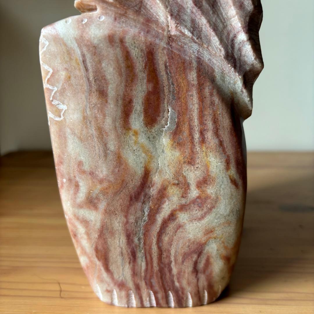 ナバホ族ノーマン・ルイス作 ネイティブアメリカン彫刻　レッドアラバスター製