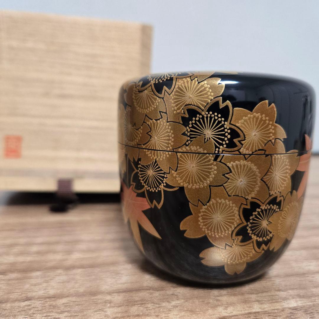 黒い木製棗 金色の花模箱付き