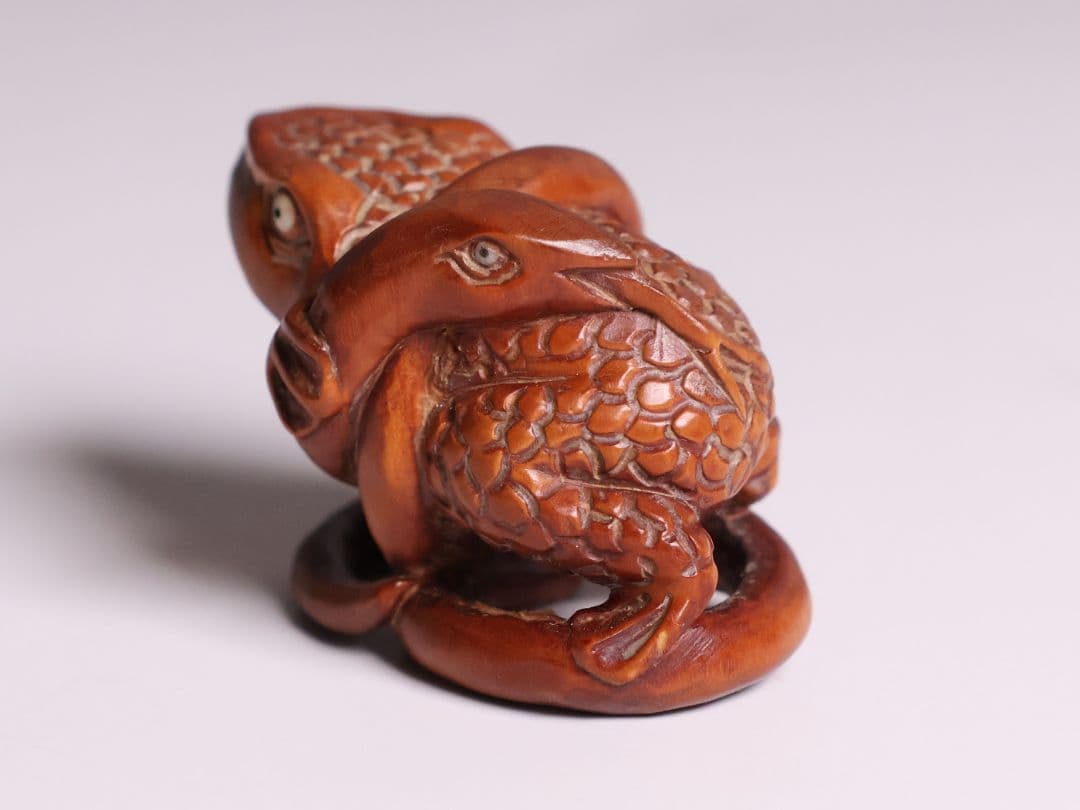 木製 提物 根付 玉石銘 蛙と蛇 彫刻 木彫【MA898】