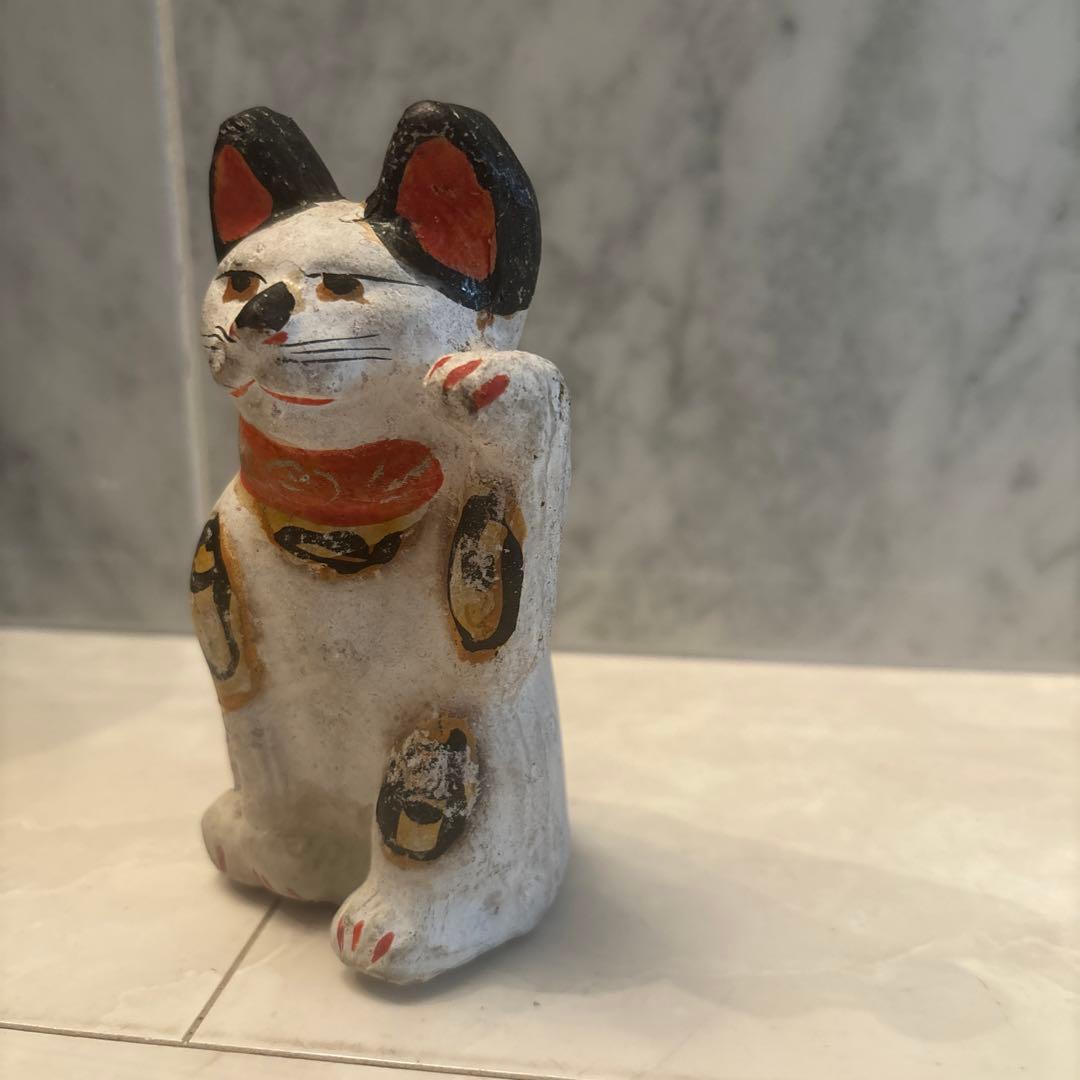 アンティーク三河土人形　手描きの美しい瞳やおヒゲ、色彩が美しい招き猫