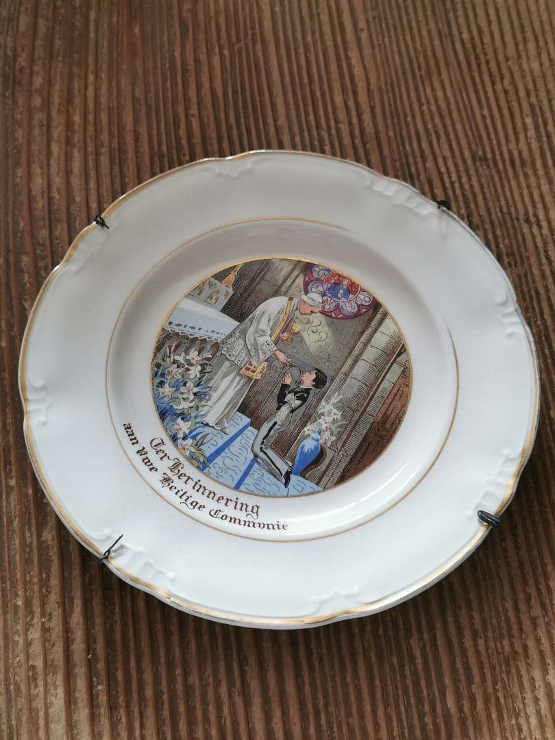 アンティーク ベルギー ボッホ 少年の初聖体拝領記念プレート 飾り皿 ワイヤー付