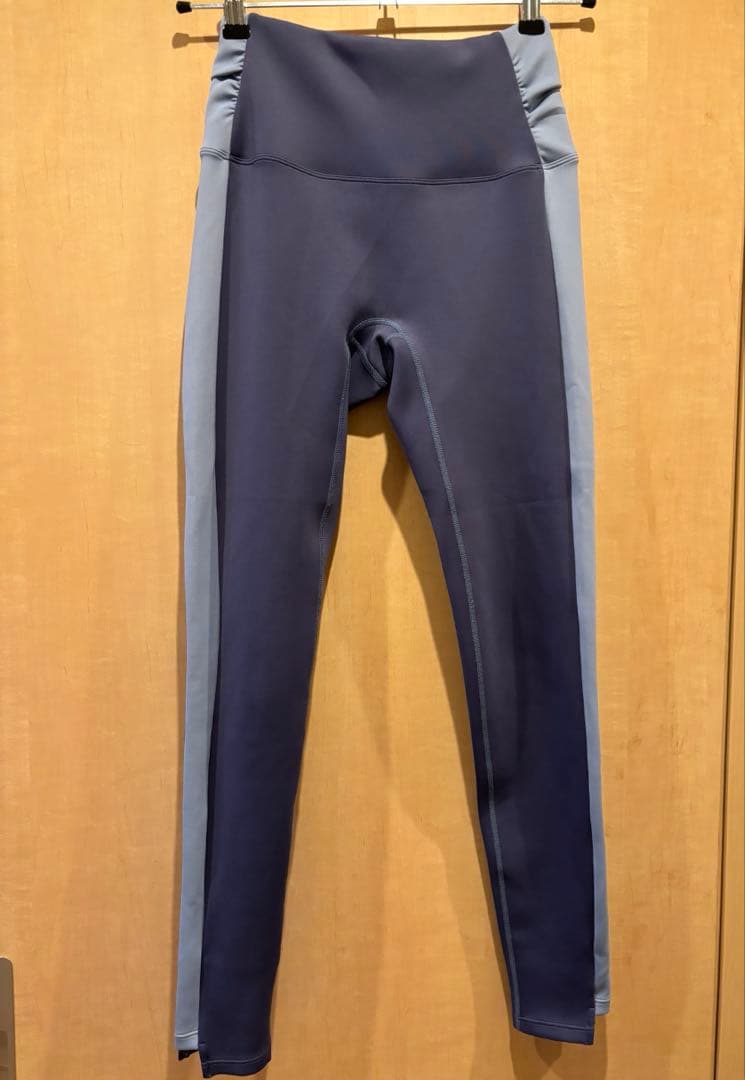 長袖ブラトップス、レギンス2着、ピラ靴下、ヨガラグの5点セット