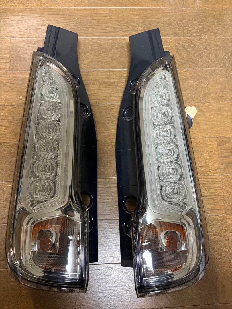 スペシア純正テールランプ