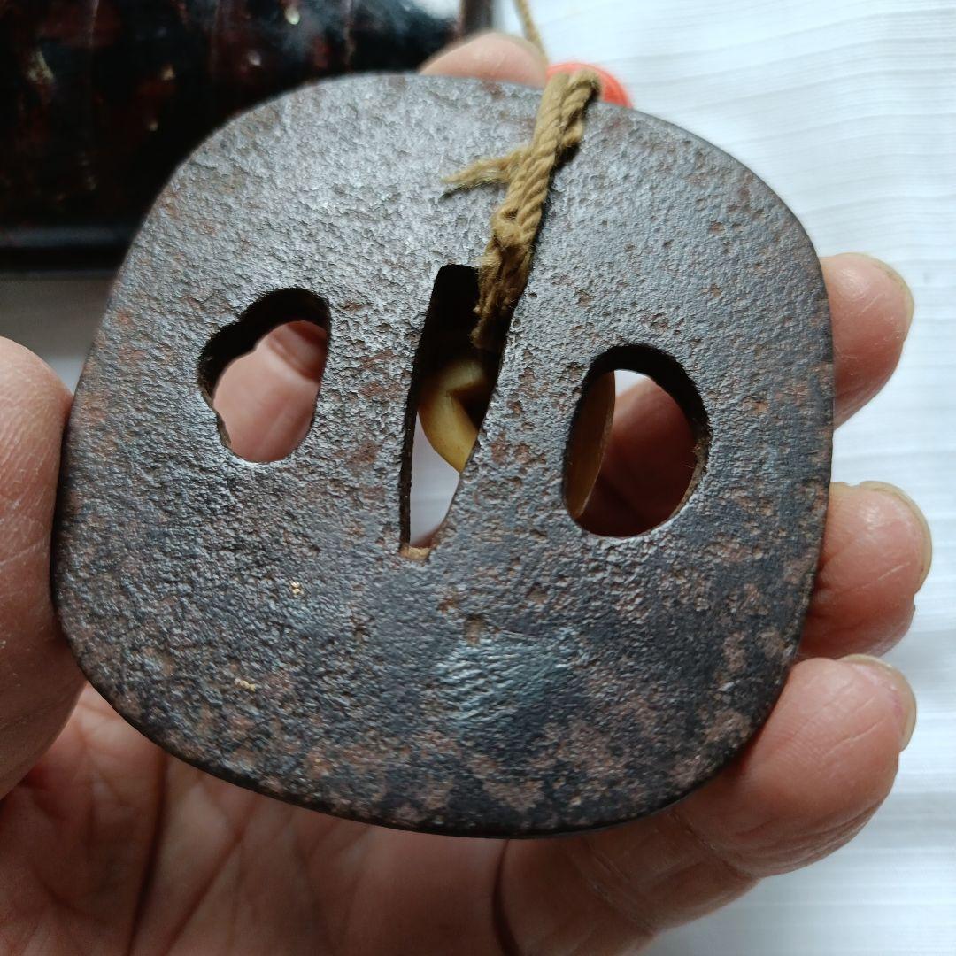 螺鈿細工調の模様あり漆器 印籠　根付珊瑚玉 根付般若彫刻　刀の鍔付き