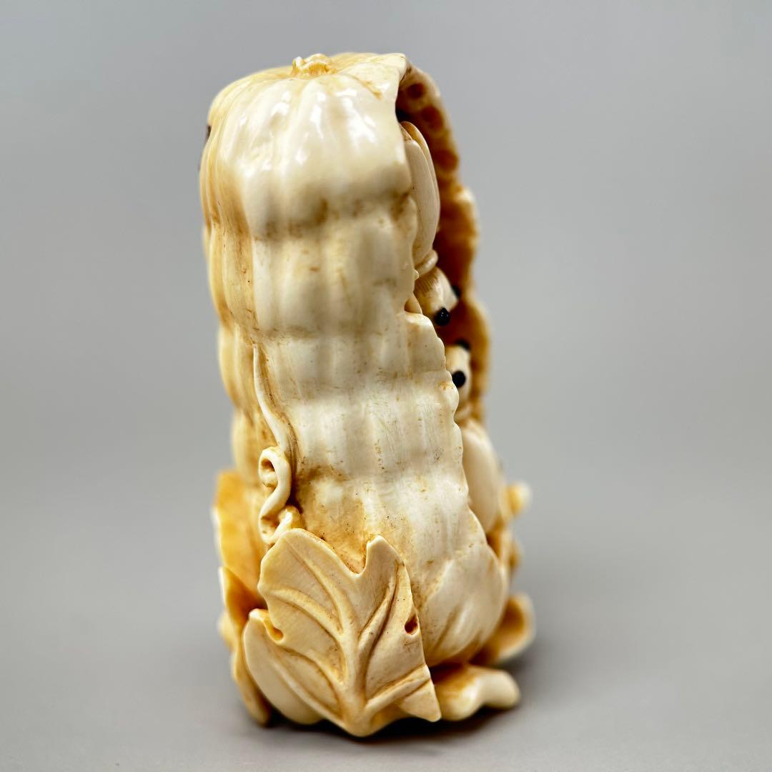 蟻と豆の彫刻極上　根付　天然素材アンティーク骨董　飾り物古美術置物細密細工