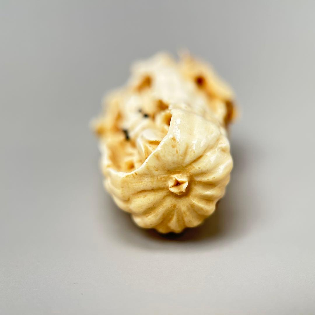 蟻と豆の彫刻極上　根付　天然素材アンティーク骨董　飾り物古美術置物細密細工