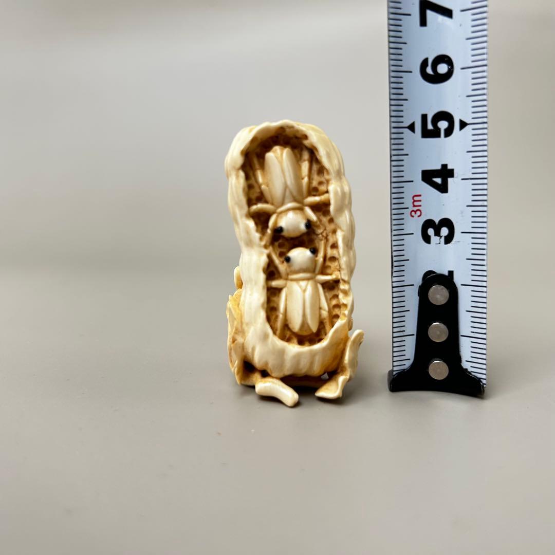蟻と豆の彫刻極上　根付　天然素材アンティーク骨董　飾り物古美術置物細密細工