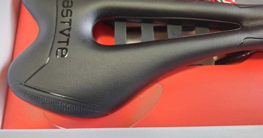 未使用 ASTVTEアスチュート SKYLINE-VT TACA 穴あきサドル